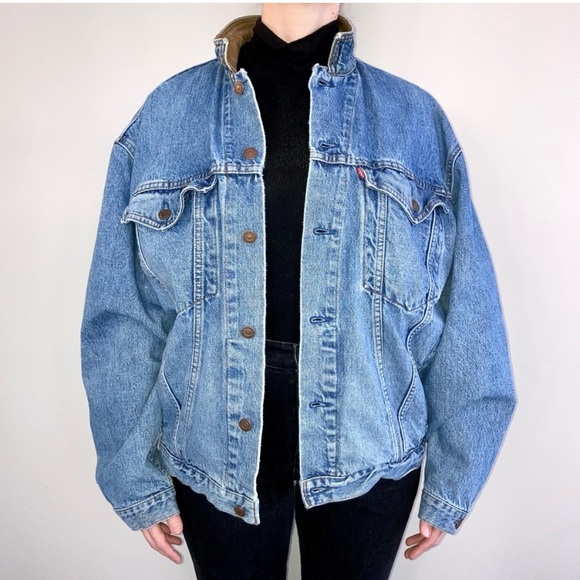 Vintage Levi’s medium-wash denim jacket with a leather collar. 💙 - Picture 1 of 9